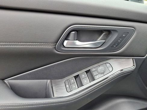 New 2025 Nissan Rogue SL w/ Tech Package AWD/4WD image 10