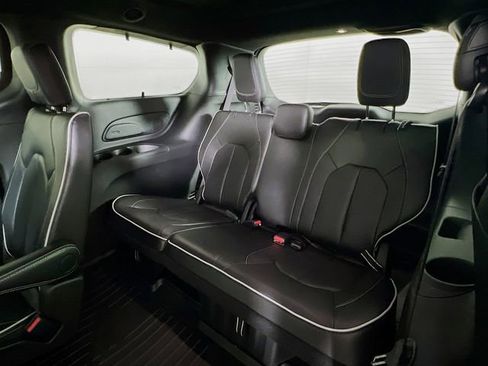 Used 2024 Chrysler Pacifica Limited w/ S Appearance Package FWD image 36