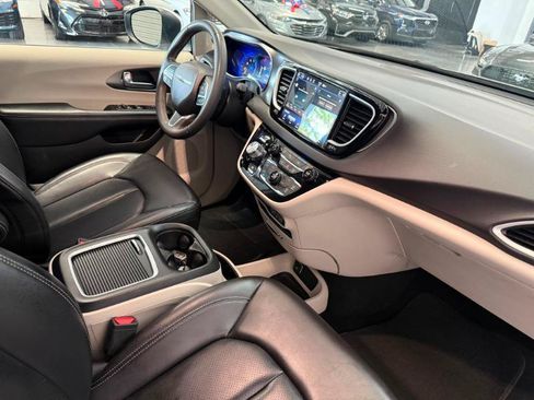 Used 2023 Chrysler Pacifica Touring-L FWD image 25