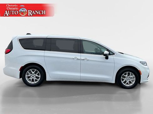 Used 2023 Chrysler Pacifica Touring-L FWD image 6