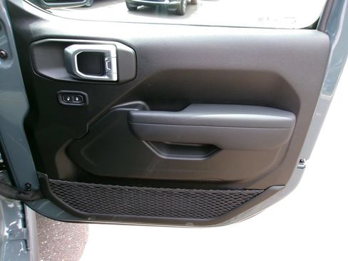Used 2026 Jeep Wrangler Rubicon AWD/4WD image 9