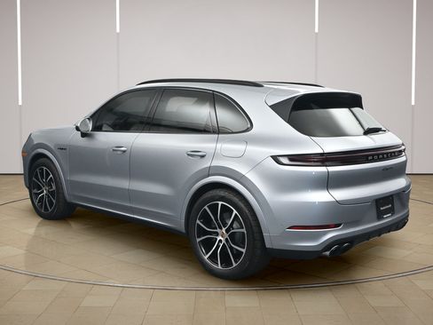 Certified 2025 Porsche Cayenne E-Hybrid AWD/4WD image 3