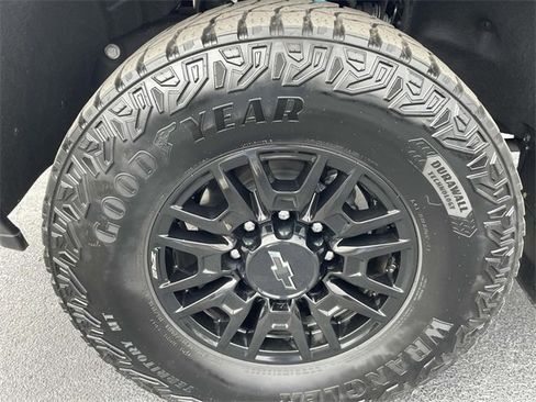 Used 2025 Chevrolet Silverado 2500 ZR2 w/ Technology Package image 8