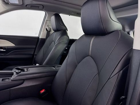 Used 2025 Toyota Grand Highlander Platinum image 37