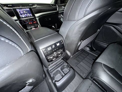 Used 2025 Jeep Grand Cherokee L Altitude AWD/4WD image 21