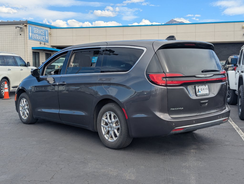 Used 2023 Chrysler Pacifica Touring-L FWD image 7