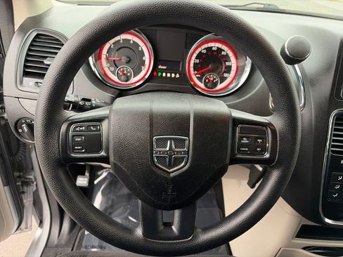 Used 2018 Dodge Grand Caravan SE w/ UConnect Hands-Free Group image 25