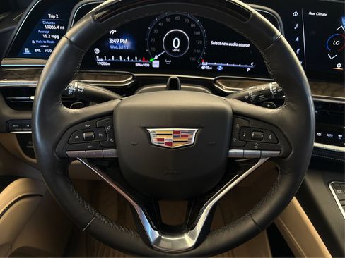 Used 2024 Cadillac Escalade Premium Luxury AWD/4WD image 19