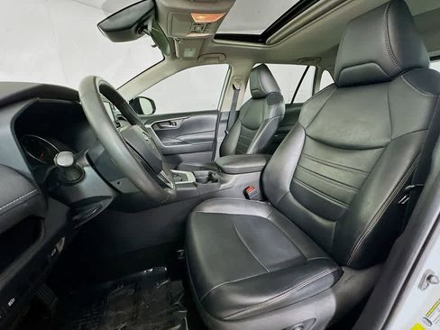 Used 2021 Toyota RAV4 XLE Premium image 12