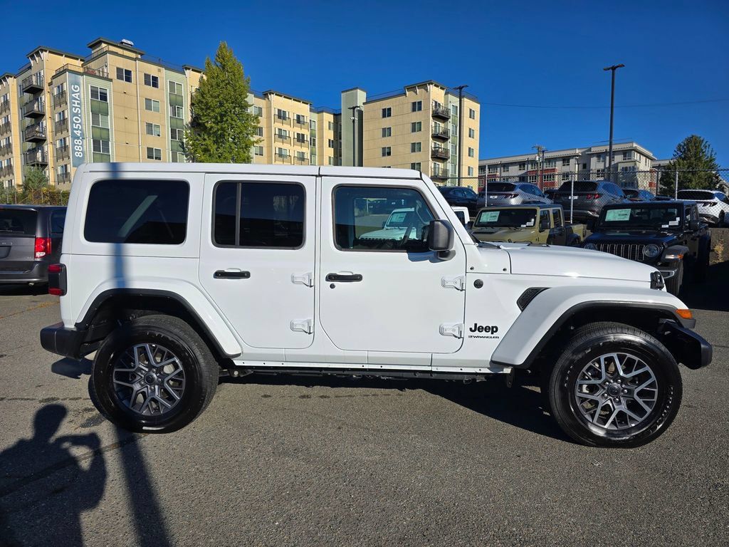 Used 2025 Jeep Wrangler Unlimited Sahara AWD/4WD image 9