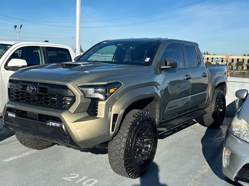 Used 2025 Toyota Tacoma TRD Sport image 2