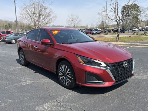 Used 2023 Nissan Altima 2.5 SV w/ SV Premium Package image 3