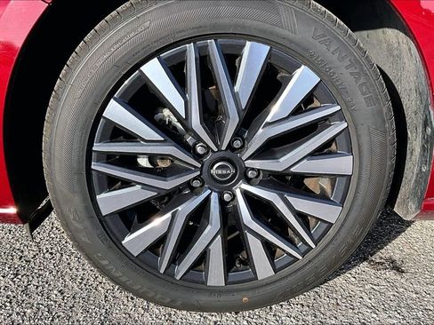 Used 2025 Nissan Altima 2.5 SV FWD image 8