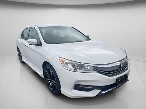Used 2017 Honda Accord Sport image 5