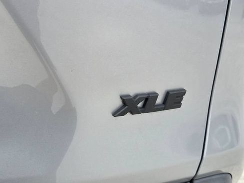 Used 2021 Toyota RAV4 XLE w/ Convenience Package FWD image 13