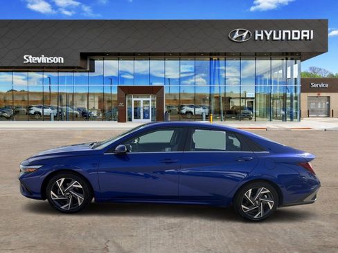Used 2025 Hyundai Elantra Limited FWD image 5