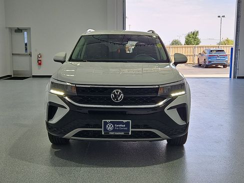 Used 2022 Volkswagen Taos SE FWD image 3