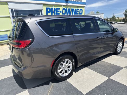 Used 2023 Chrysler Pacifica Touring-L FWD image 10