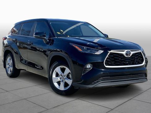 Used 2023 Toyota Highlander LE AWD/4WD image 3