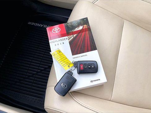 Used 2019 Toyota Highlander XLE image 10