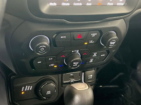 Used 2022 Jeep Renegade Latitude w/ Convenience Group image 16