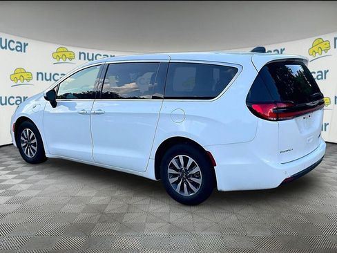 Used 2023 Chrysler Pacifica Touring-L FWD image 5
