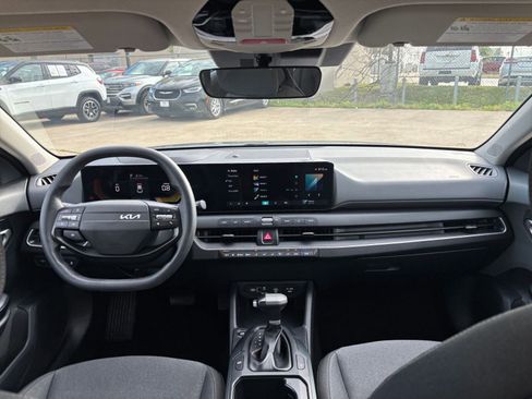 Used 2025 Kia K4 LXS image 32