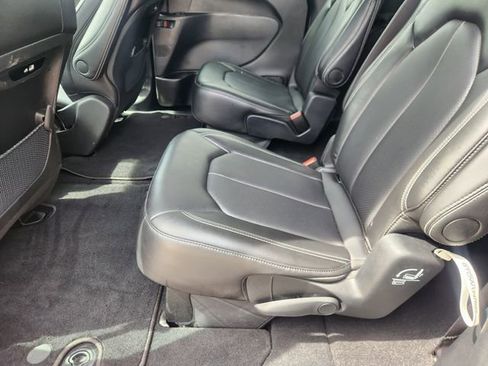 Used 2025 Chrysler Pacifica Select FWD image 30