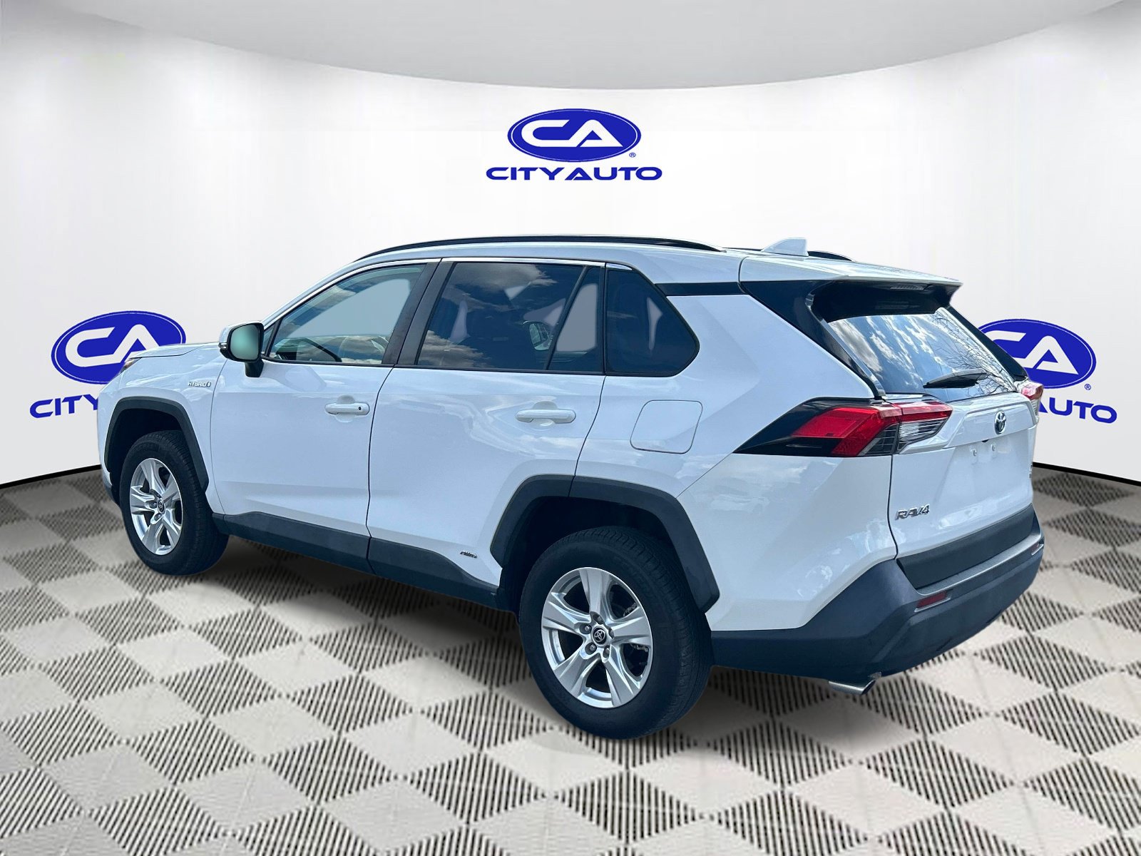 Used 2021 Toyota RAV4 XLE AWD/4WD image 5
