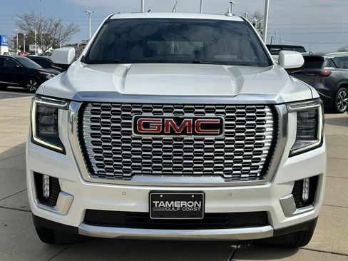 Used 2022 GMC Yukon Denali w/ Advanced Technology Package image 2