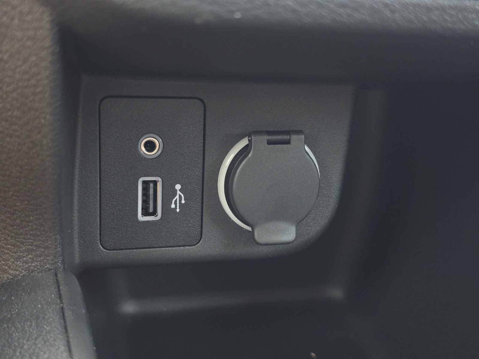 Certified 2025 Nissan Kicks Play S FWD image 20