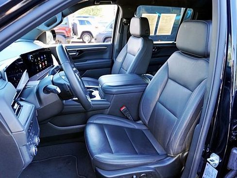 Used 2025 Chevrolet Suburban Z71 image 15