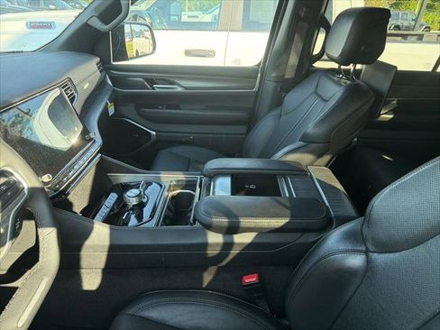 Certified 2024 Jeep Wagoneer L Series III w/ Premium Group I AWD/4WD image 13