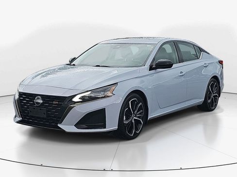 Used 2023 Nissan Altima 2.5 SR w/ SR Premium Package FWD image 11