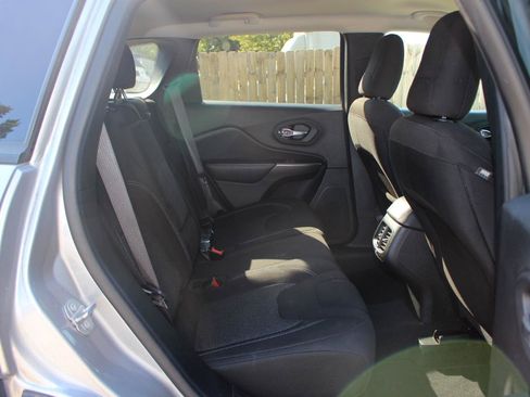 Used 2020 Jeep Cherokee Latitude FWD image 34