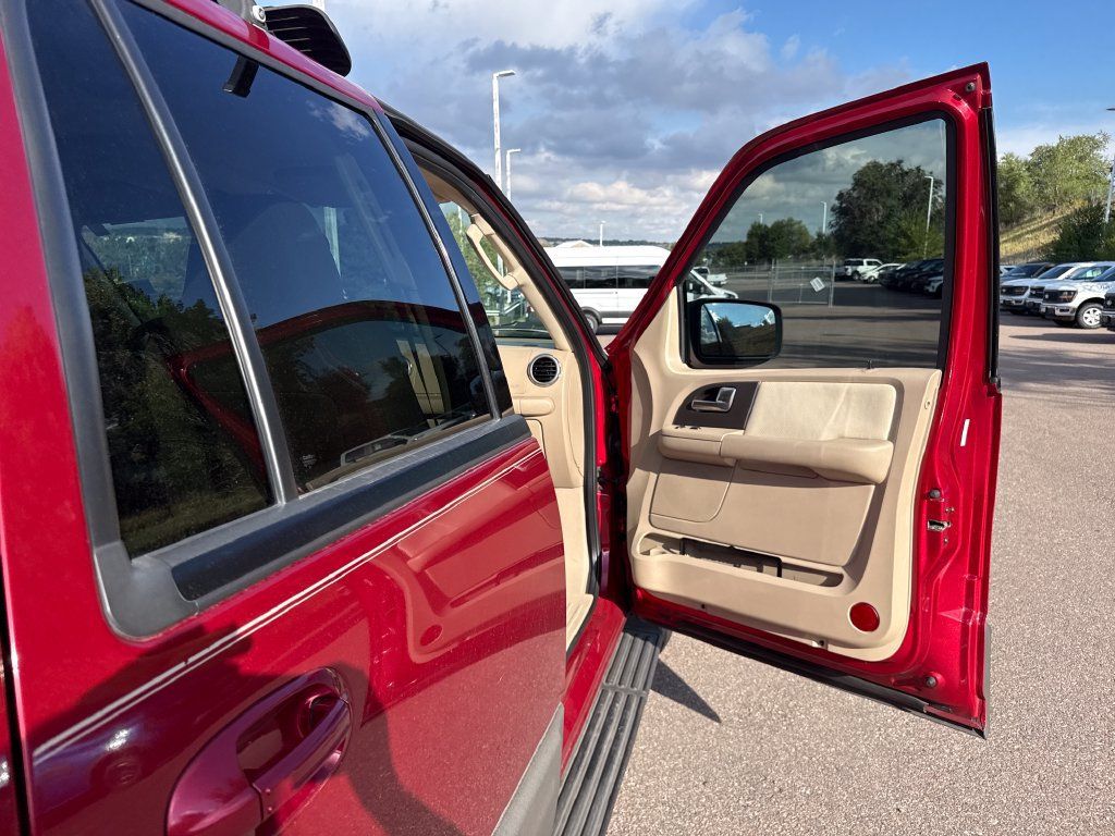Used 2004 Ford Expedition XLT AWD/4WD image 26