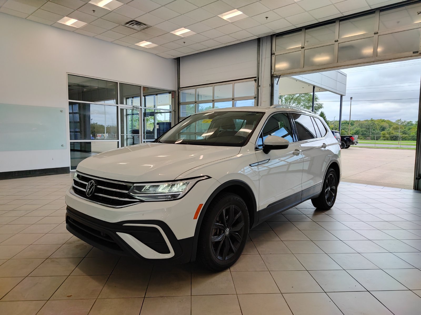 Used 2024 Volkswagen Tiguan SE AWD/4WD image 7