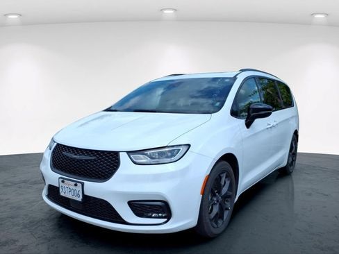 Used 2025 Chrysler Pacifica Limited FWD image 5