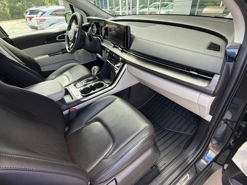 Used 2024 Kia Carnival EX FWD image 18