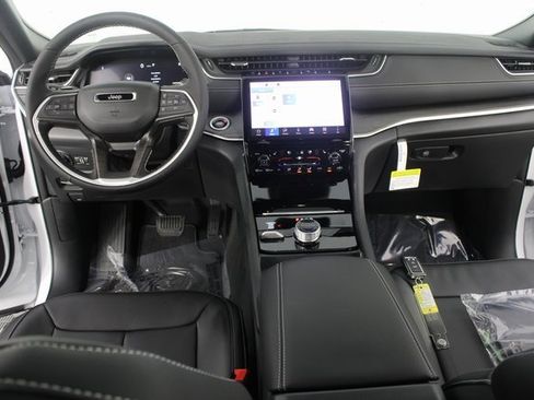New 2025 Jeep Grand Cherokee Limited image 12