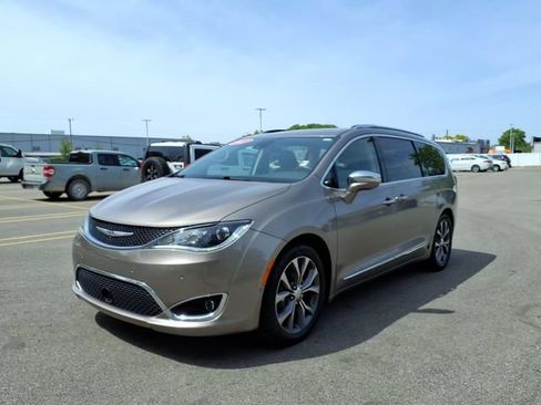 Used 2017 Chrysler Pacifica Limited FWD image 3
