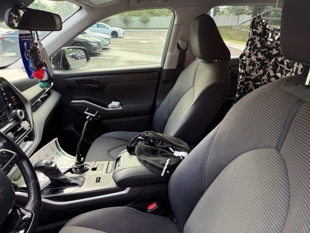 Used 2021 Toyota Highlander LE FWD image 11