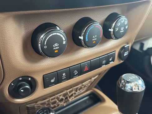 Used 2017 Jeep Wrangler Sahara w/ Connectivity Group AWD/4WD image 18