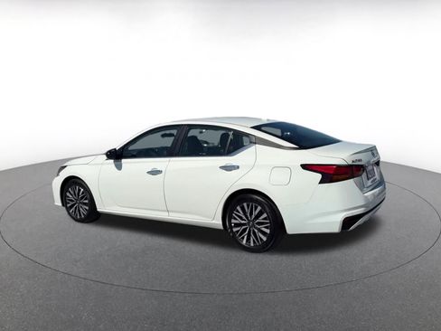 Used 2025 Nissan Altima 2.5 SV FWD image 10
