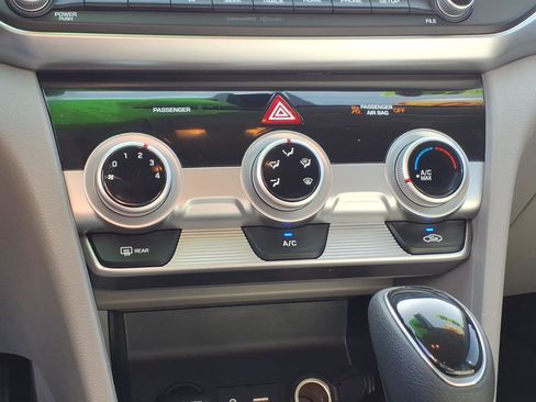 Used 2019 Hyundai Elantra SEL image 18