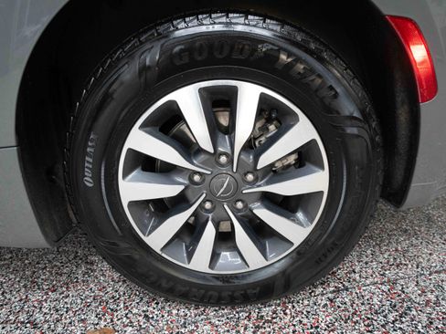 Used 2022 Chrysler Pacifica Touring-L w/ Uconnect Theater Family Group image 30