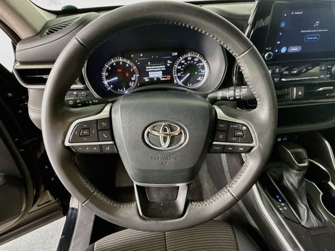 Used 2024 Toyota Highlander LE FWD image 11