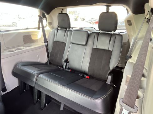 Used 2019 Dodge Grand Caravan SXT image 24