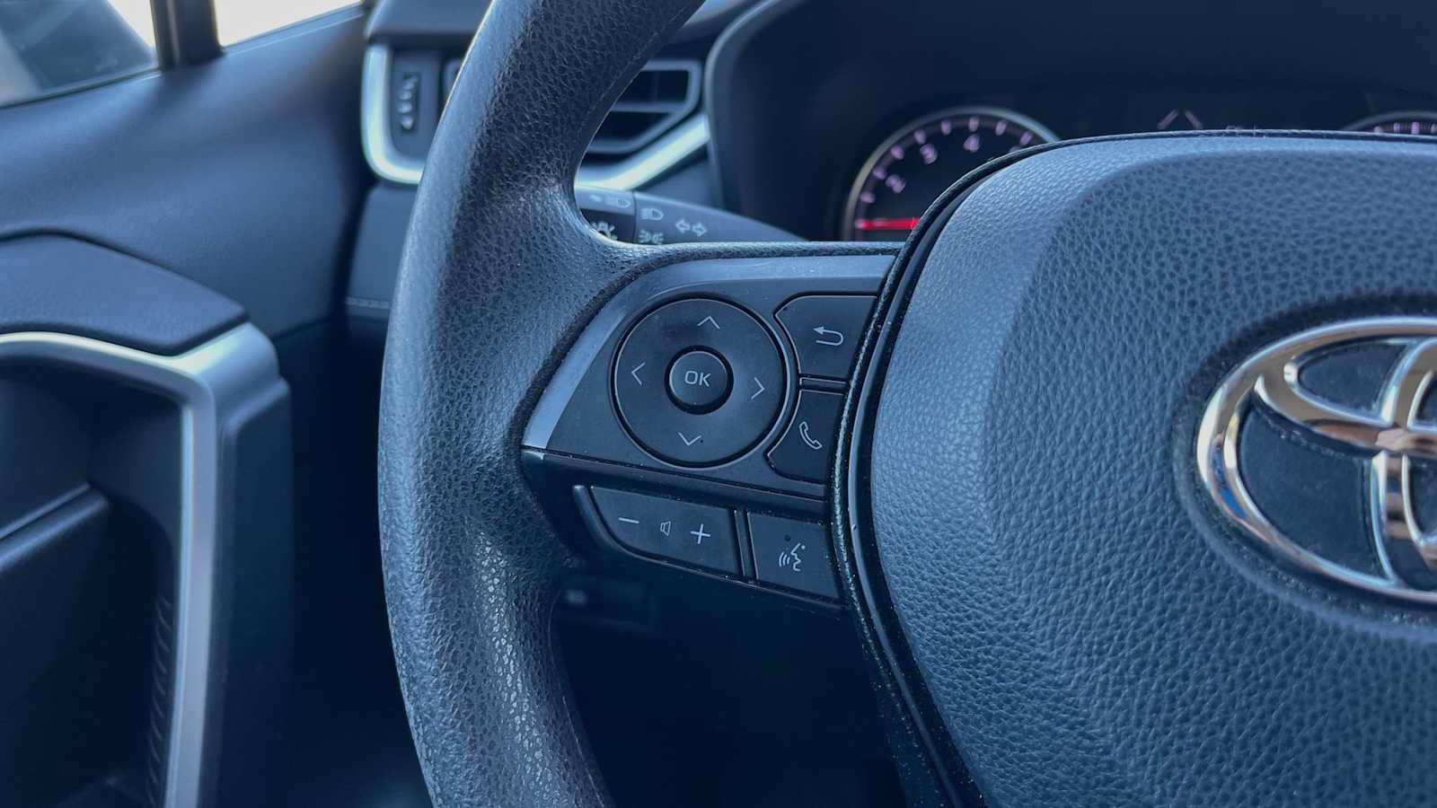 Used 2019 Toyota RAV4 LE FWD image 37