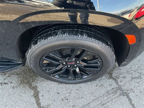 Used 2023 GMC Yukon XL SLT w/ SLT Premium Package image 16